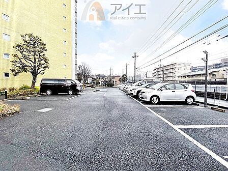 駐車場があるため車通勤の方にも安心なマンションです(要空確認)