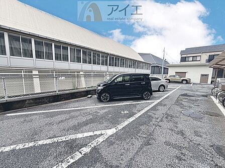 駐車場があるため車通勤の方にも安心なマンションです(要空確認)