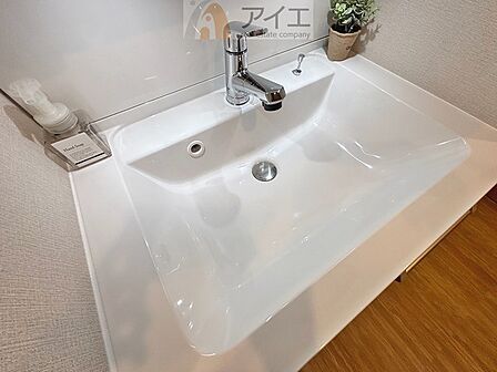 三面鏡にハンドシャワー付き、使いやすい洗面台