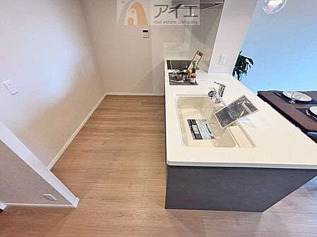 ご家族やお客様との会話も楽しめる対面キッチン