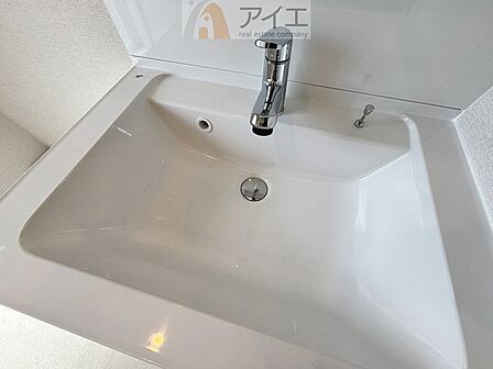 三面鏡にハンドシャワー付き、使いやすい洗面台