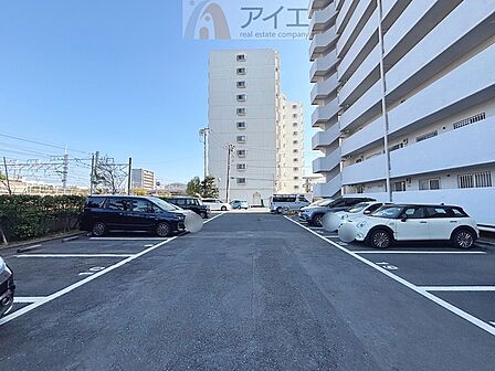 駐車場があるため車通勤の方にも安心なマンションです(要空確認)