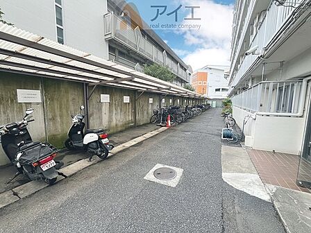 広々スペースの駐輪場はご家族の自転車を置くことができます