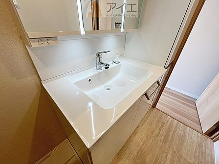 【施工例】三面鏡にハンドシャワー付き、使いやすい洗面台