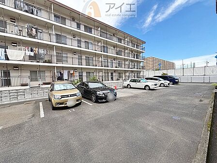 駐車場があるため車通勤の方にも安心なマンションです(要空確認)