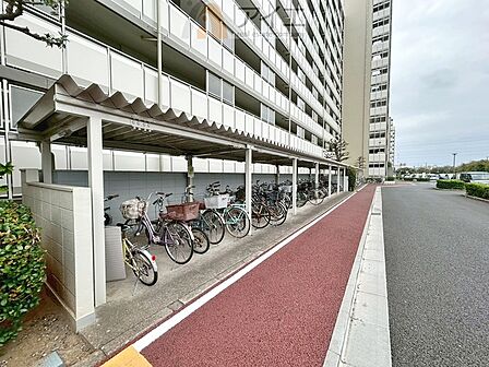 広々スペースの駐輪場はご家族の自転車を置くことができます