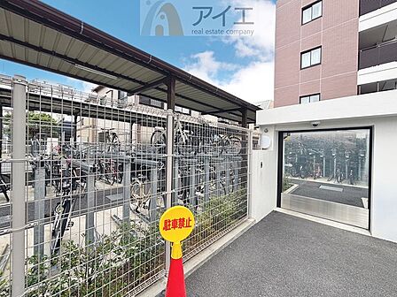 広々スペースの駐輪場はご家族の自転車を置くことができます