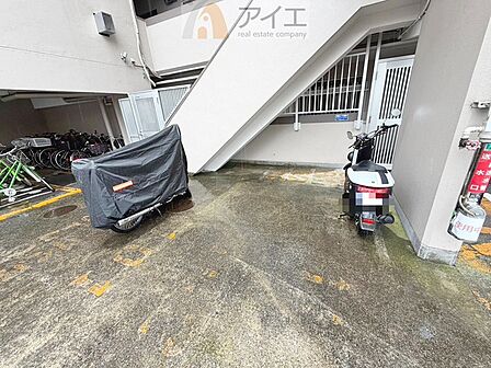 広々スペースの駐輪場はご家族の自転車を置くことができます