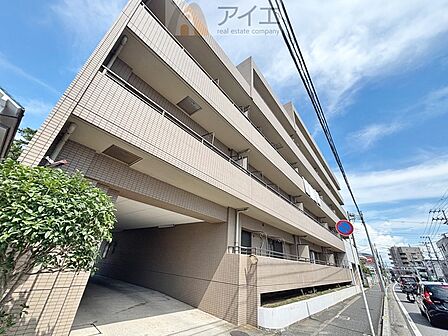 清掃や修理、不審者への声掛けも。管理員日勤は防犯にも有効