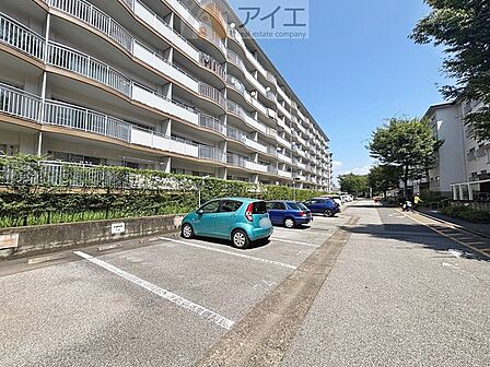 駐車場があるため車通勤の方にも安心なマンションです（要空確認）