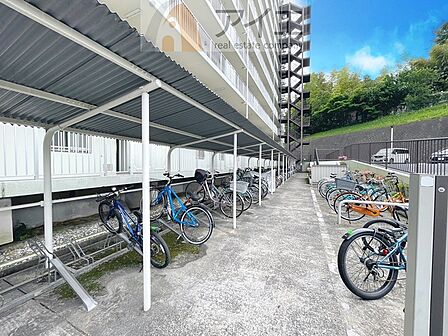 広々スペースの駐輪場はご家族の自転車を置くことができます