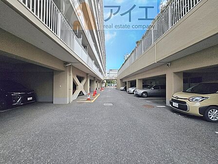 駐車場があるため車通勤の方にも安心なマンションです(要空確認)