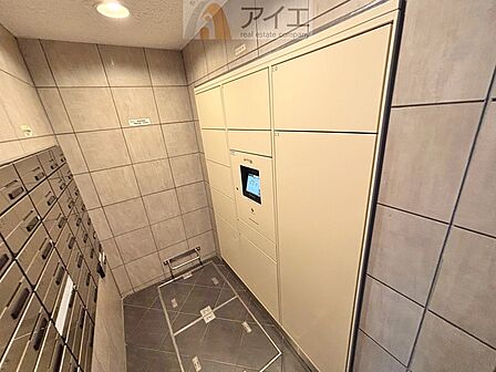 お出掛けが多くても安心な、宅配ボックスつき