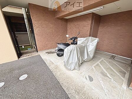 広々スペースの駐輪場はご家族の自転車を置くことができます