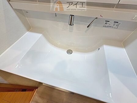 三面鏡にハンドシャワー付き、使いやすい洗面台