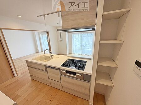 ご家族やお客様との会話も楽しめる対面キッチン