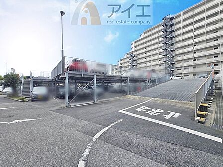 駐車場があるため車通勤の方にも安心なマンションです(要空確認)