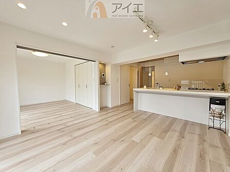 日差しがうれしいリビング、大窓からの見晴らしも良好