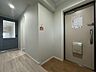 玄関：上質感漂う玄関へのアプローチ。居住者の帰り、訪れる方を優しく迎える・安らぎに満ちた生活空間を予感させる。健やかな暮らしを楽しめそう