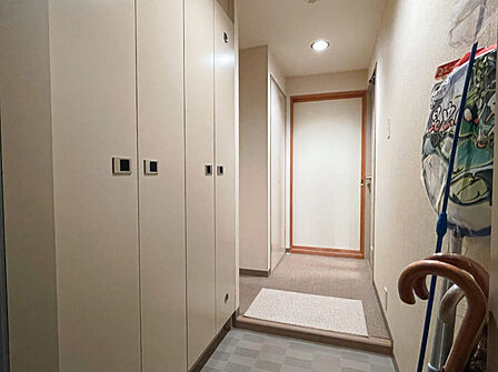 玄関側から見た室内