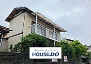 落ち着いた雰囲気の外観が魅力。緑に囲まれた穏やかな住まいです♪
