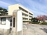 周辺：新田小学校 820m