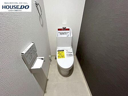 【毎日の使うものだから】温水洗浄便座付きのトイレです。汚れてもサッとひと拭きでお手入れ簡単。節水仕様でしっかり洗浄できます。環境にやさしく、しかも経済的です。
