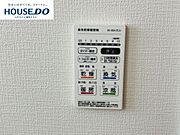 入浴後の水滴や湿気を排出し、カビの発生や臭いを抑制する暖房換気乾燥機。雨の日の洗濯物にも効果的です。