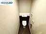 トイレ：【毎日の使うものだから】温水洗浄便座付きのトイレです。汚れてもサッとひと拭きでお手入れ簡単。節水仕様でしっかり洗浄できます。環境にやさしく、しかも経済的です。