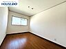 寝室：【プライベートルームの過ごし方】ベッドや机などの家具を置いてもゆとりある広さ。何にも邪魔されたくない一番のプライベート空間だから、過ごしやすさは大切にしたい・・・。