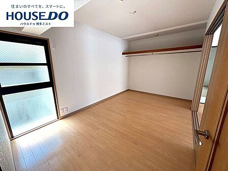 家族が増えても、荷物が増えても、対応できる広さの主寝室。ライフステージが変わっても、長く使い続けられる空間です。