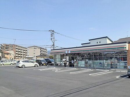 【セブンイレブン 福岡若宮1丁目店】早朝、深夜など時間を気にせずお買い物。話題のスイーツや、期間限定のお惣菜など、要チェックです♪ 1500m
