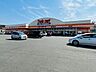 周辺：【トレードマート須恵店（営業時間：朝10時～夜8時／土曜・日曜：朝9時30分～夜8時)】『安さ一番！鮮度一番！トレードマート』地域密着型のディスカウントスーパー『トレマ』です。 1900m