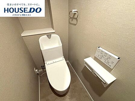 キズがつきにくく汚れが落ちやすい素材の便器だから、毎日のお手入れがぐっとラクになります。清潔を保ちやすいのは、毎日使う場所だからこそ重要なポイントです。