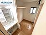 洗面：洗面台の収納がたっぷりあると、洗面まわりをすっきり保てます。出しっぱなしになりがちな洗剤や掃除道具も、扉の中にきちんと収まります。