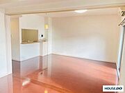 南向きの明るいLDK。料理をしながらリビングを見渡せるカウンターキッチンは、家族とのコミュニケーションを絶やさない設計です。