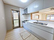 大きなシンクと調理台で、キッチンでの作業がはかどります♪