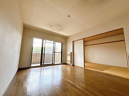 優しい色合いの室内です。統一感があり、空間がより広く感じられます。