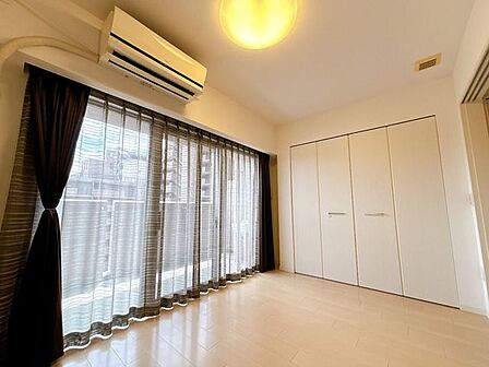 大きな窓から朝日が差し込み、目覚めのよい1日が迎えられそうです◎