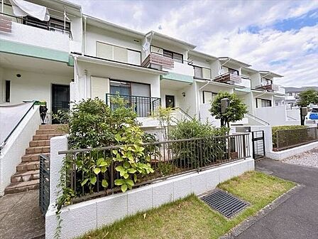 近隣にスーパーがあり生活環境の整った住宅街です。