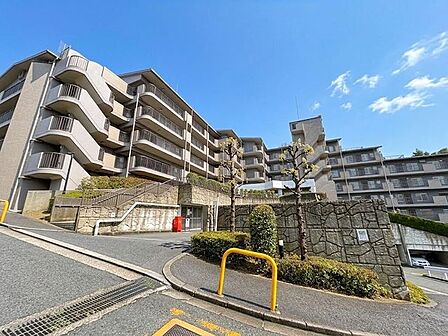 あたたかな陽が差し込み、優しい風が吹き込む陽当り・通風良好な立地です。