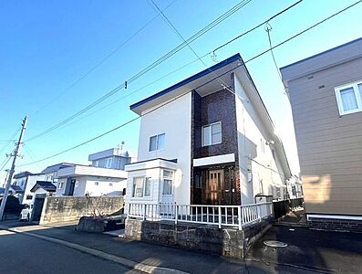 外観：自然豊かな環境の閑静な住宅街。穏やかな日常を過ごすには最適です！庭が付いているので、季節ごとのアクティビティやリラックスタイムを楽しめます♪青空+車庫がありお車好きにはたまらない5台駐車可能！