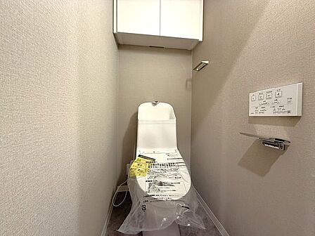 ■温水洗浄便座付きトイレ■快適な温水洗浄便座仕様です！上部には空間を有効活用できる収納棚を完備。予備のトイレットペーパーなどをスッキリ隠して収納できます。ゲストも安心してご案内できます☆
