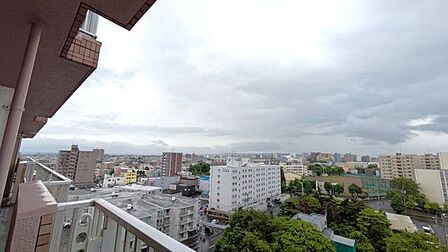 ■眺望■遮るもののない大空へと視線が抜ける、10階部分からの開放的な眺望！この眺めだからこそ、お部屋の奥まで心地よい光と爽やかな風が通り抜けます。毎朝カーテンを開けるのが楽しみに♪