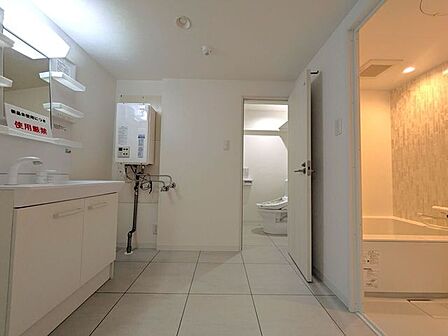 ■洗面室■洗面室内にトイレをまとめた使い勝手の良い水回りレイアウト。手洗いや日々のお手入れが一箇所でスムーズに完結します。玄関横にトイレがないため、生活感を抑えられる設計です。