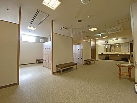 アイボリー系で統一された清潔感のある広々とした脱衣所