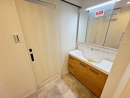 広々としたワイド鏡が、使いやすさと開放感をプラス。ご家族みんなで使いやすい洗面スペースです！