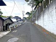 前面道路を含む現地外観写真