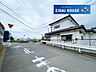 外観：前面道路含む外観