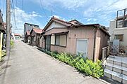 物件（西側から）。建築条件無しの土地でお好きなハウスメーカーでの建築が可能です。